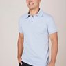 Modelo visto de frente vestindo camisa polo masculina azul marinho em algodão Pima com gola clássica