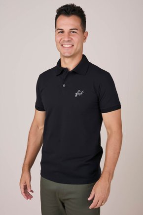 Modelo visto de frente vestindo camisa polo masculina preta em algodão Pima com gola clássica