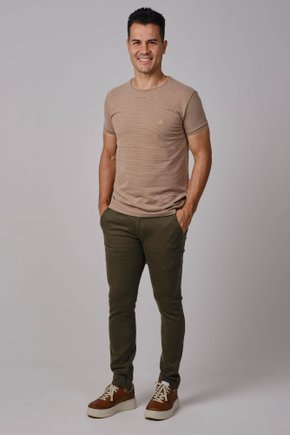 Modelo vestindo calça cor verde masculina de sarja com corte reto